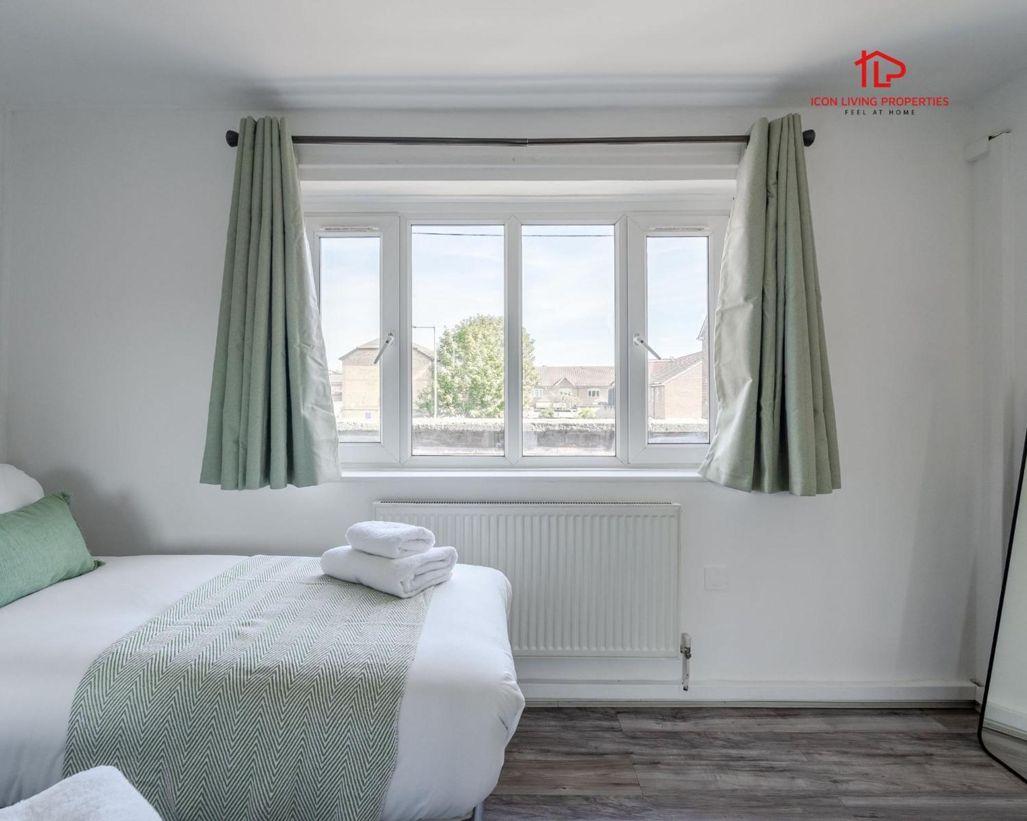 Spacious 1 Bed Flat For Contractors Leisure And Relocation Guests By Icon Living Properties Short Lets And Serviced Accommodation Barking Eksteriør billede