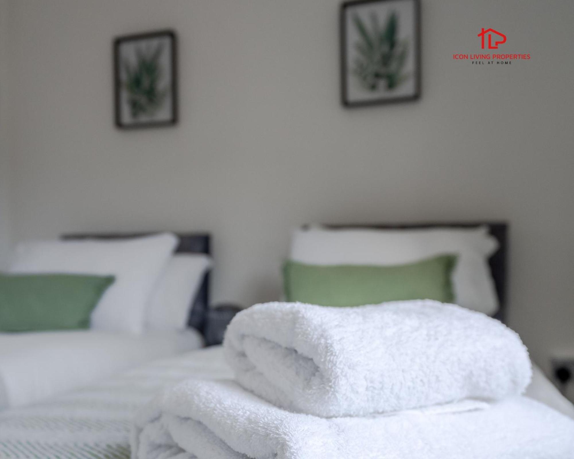 Spacious 1 Bed Flat For Contractors Leisure And Relocation Guests By Icon Living Properties Short Lets And Serviced Accommodation Barking Eksteriør billede